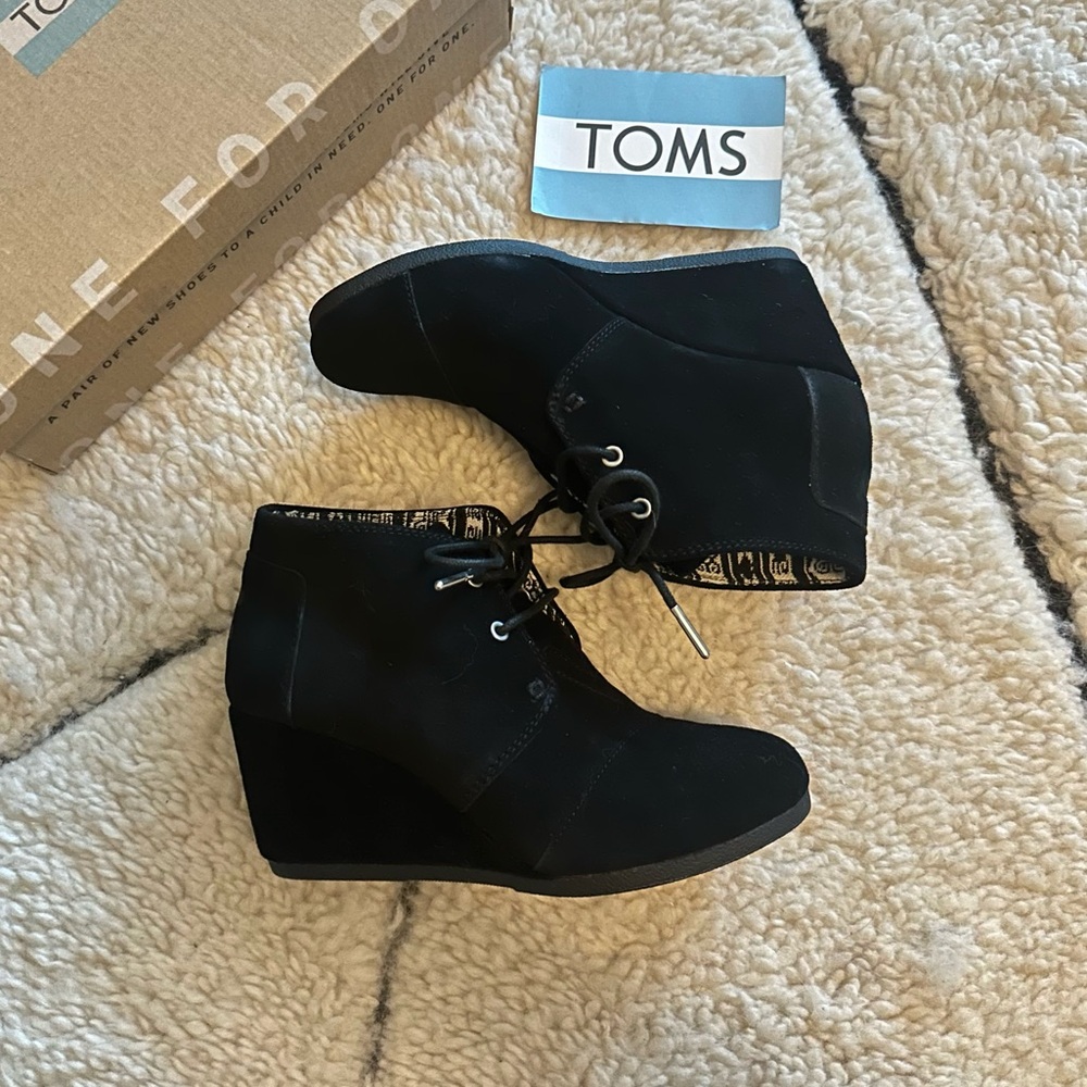 NEW TOMS Lace-Up Wedges